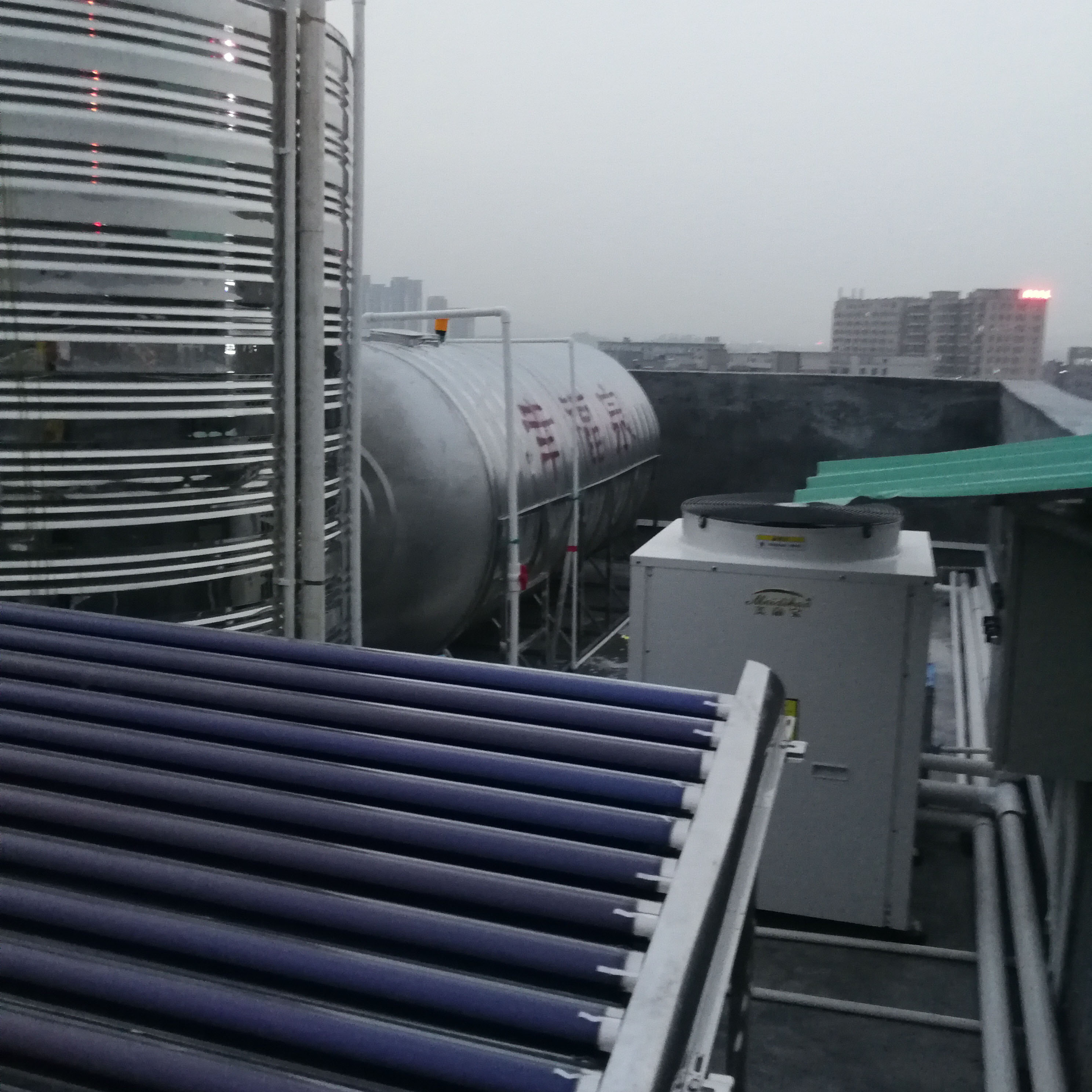 太阳能配空气能热水器0035